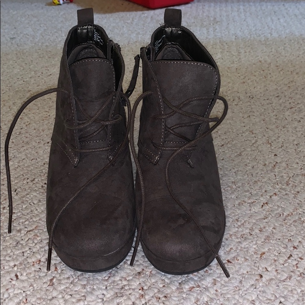 Briefly worn size 9 women’s suede boots wedges